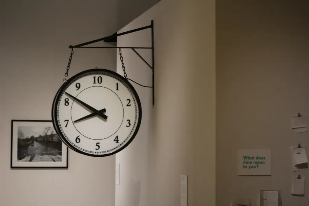 Jak wybrać praktyczny i elegancki zegar na ścianę do mieszkania?